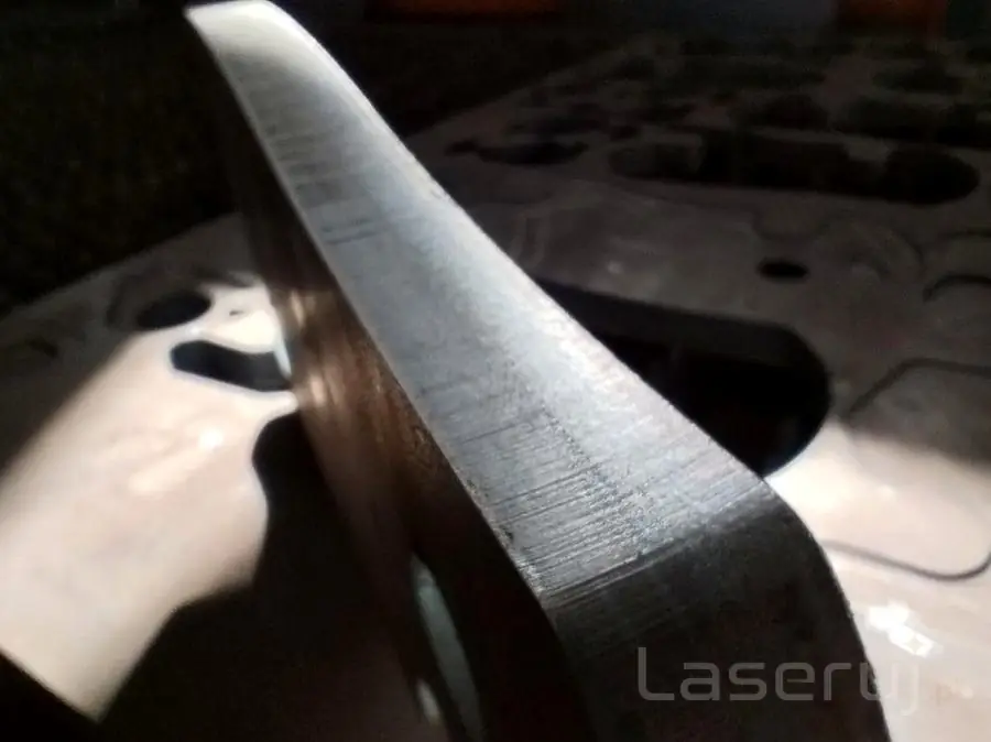Makro krawędzi cięcia laserowego blachy stalowej – jakość Laseruj.pl